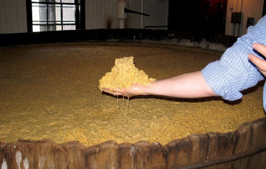 Sour mash và backset: Phần chất lỏng từ mẻ cũ giữ vai trò gì trong bourbon